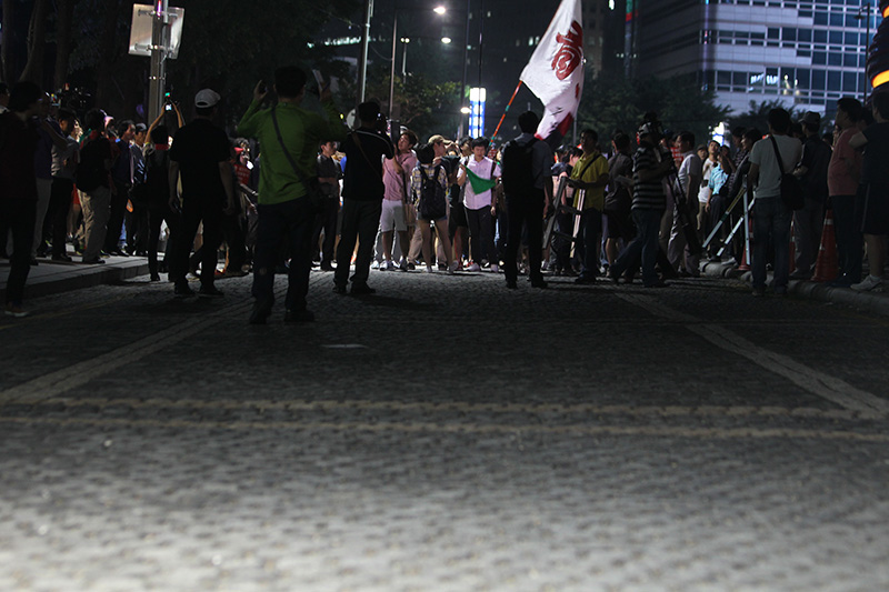 행진하는 국정원 대선개입 규탄 촛불 참가자들