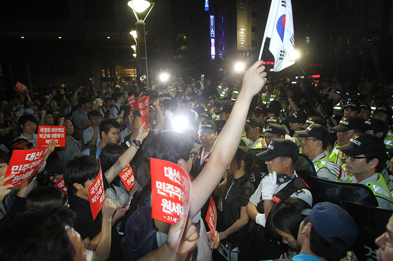 경찰에 가로막힌 국정원 규탄 촛불 참가자들