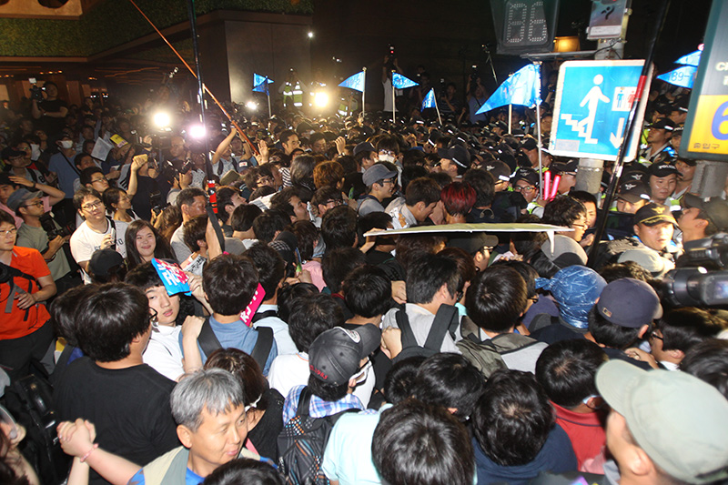국정원 대선개입 규탄 행진대오 경찰과 대치
