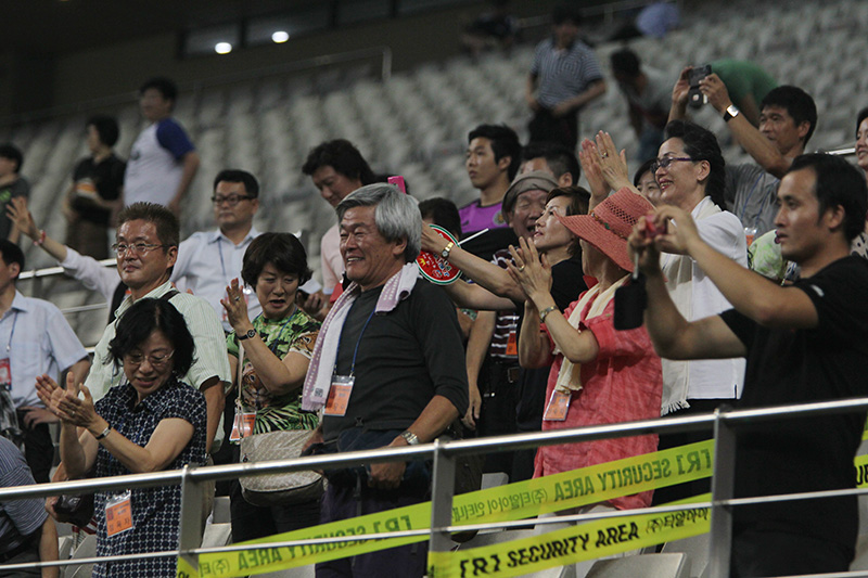2013 EAFF 동아시아컵 대회 여자부 대한민국-조선민주주의인민공화국(북한) 경기가 21일 오후 서울 상암 월드컵 경기장에서 진행됐다. 이날 북한팀이 2-1로 승기를 거머쥔 후 관중석에 인사를 하자 총련 응원단 기뻐하고 있다.
