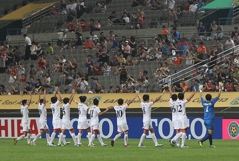 함께 응원한 시민들에게 인사하는 북한여자축구 선수들