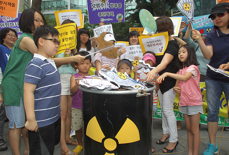 방사능 오염 수산물 버리는 퍼포먼스하는 참가자들