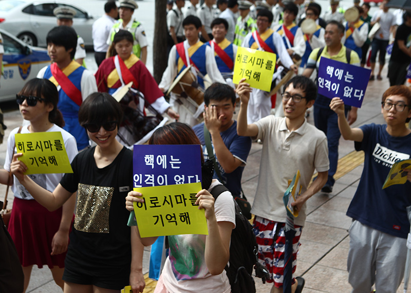 서울 광화문 KT 앞에서 원폭피해자 2세 등의 모임인 푸른하늘 공동행동 회원들이 비핵화 등을 요구하며 행진하고 있다.