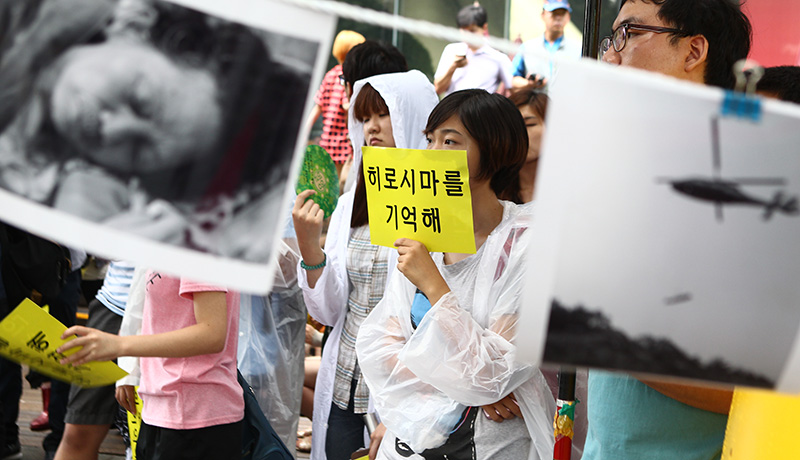 원폭피해자 2세 등의 모임인 푸른하늘 공동행동 회원들이 원자폭탄의 위험성을 알리는 집회를 열고 있다.