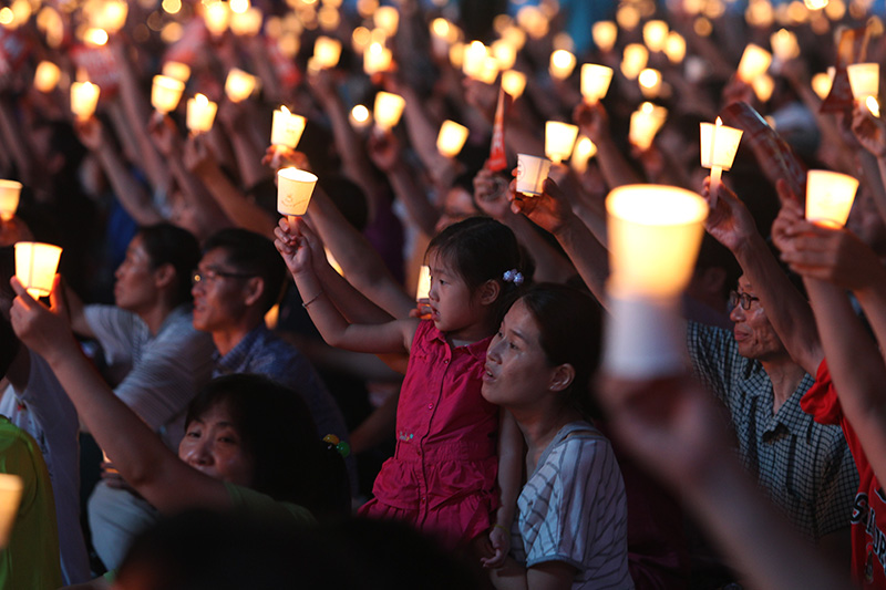 국정원 규탄 촛불 밝힌 시민들