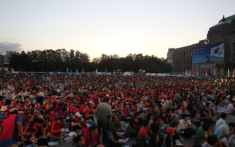 국정원 규탄을 위해 서울시청광장에 가득한 시민들