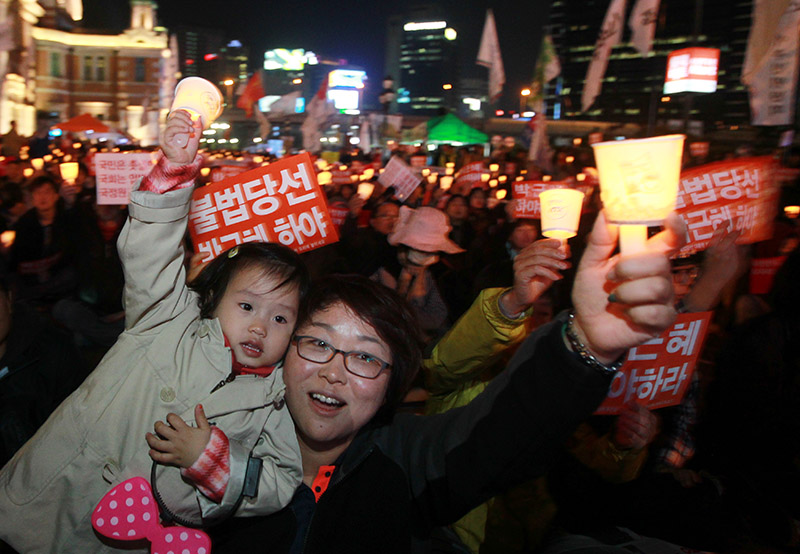 엄마와 함께 국정원 규탄 촛불 밝히는 어린이