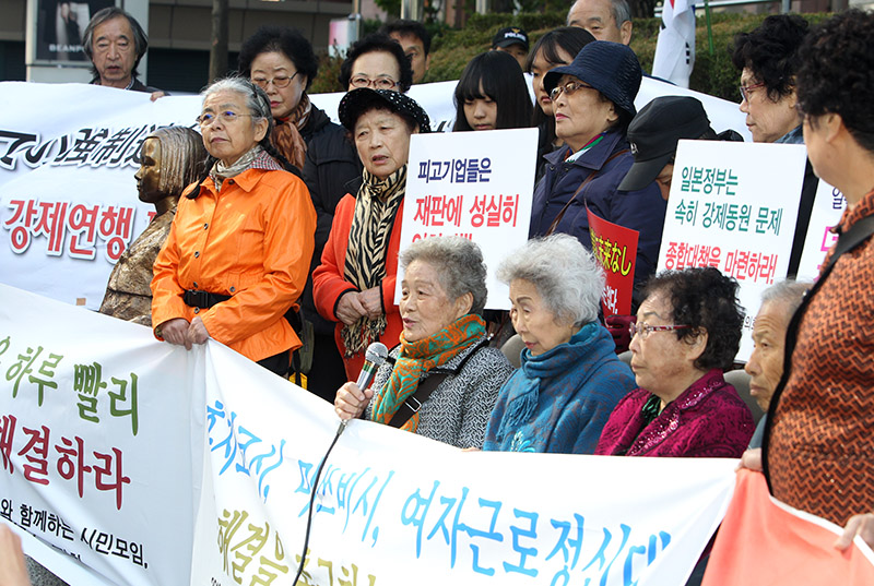 7일 오후 서울 종로구 일본대사관 앞에서 근로정신대 할머니와 시민단체 회원들이 참석 후지코시, 미쓰비시 여자근로정신대 문제 해결을 촉구하는 기자회견을 하고 있다.