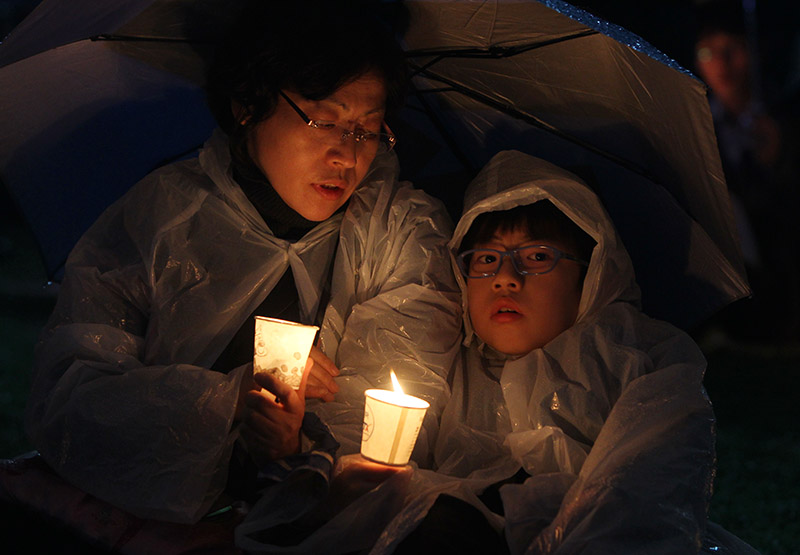 국정원 대선 개입 규탄 촛불 밝힌 할머니와 손자