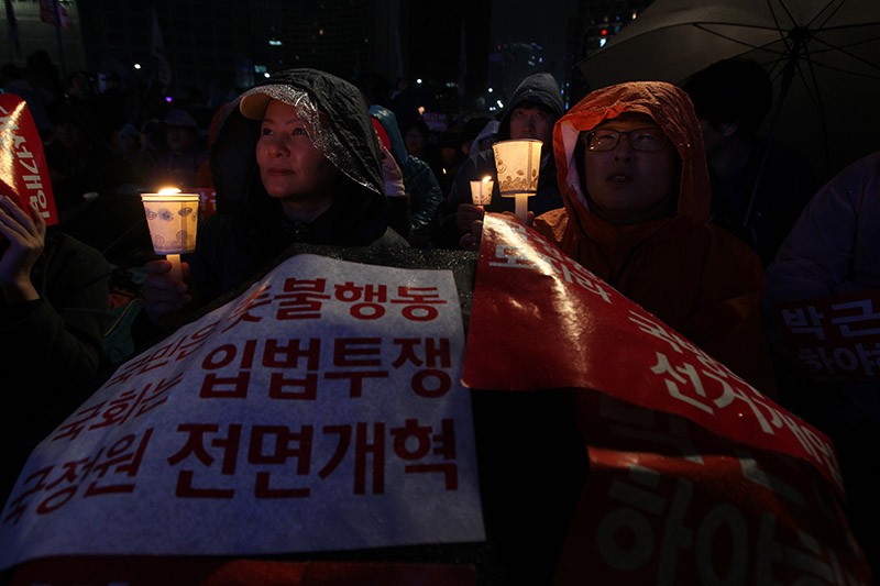 국정원 개혁 대선개입 규탄 촛불 밝힌 시민들