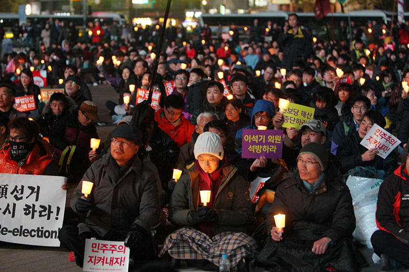 촛불 밝힌 오병윤, 김재연, 이상규 통합진보당 의원들