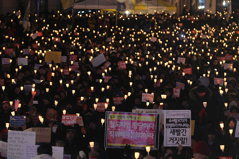철도민영화 반대 촛불 밝힌 시민들