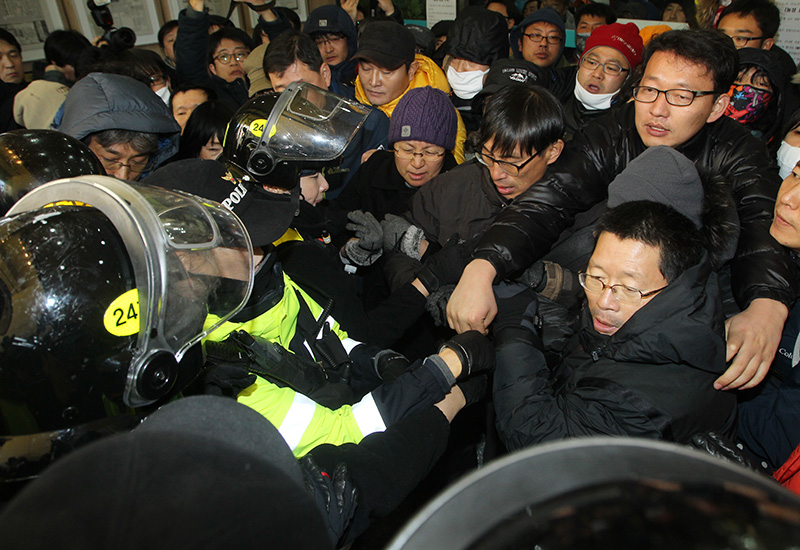 통합진보당 의원들과 노동자들을 연행 시도하는 경찰