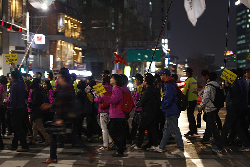 남재준 파면을 외치며 진행 야간집회 행진