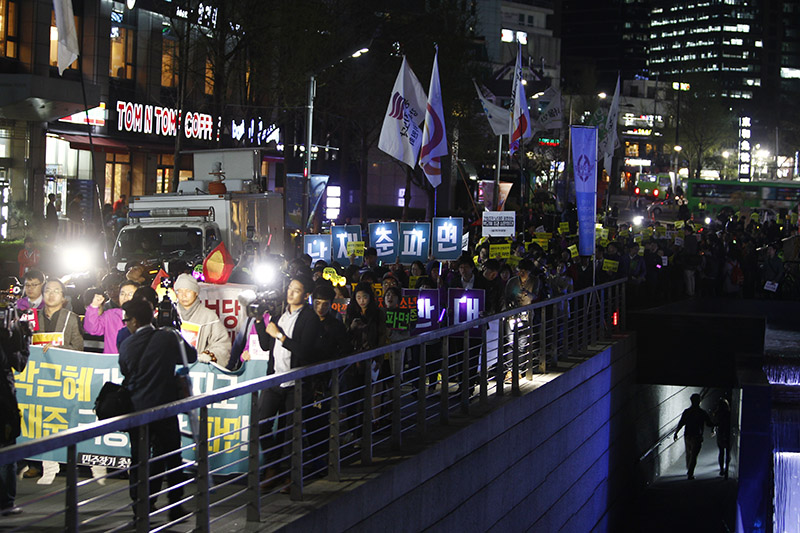 첫 야간집회 참가자들 남재준 파면 외치며 행진