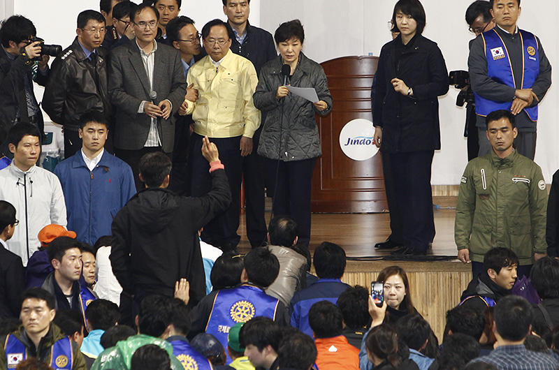 세월호 실종자 가족들의 이야기를 듣는 박근혜 대통령