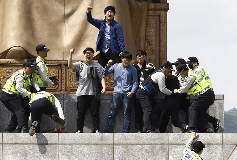세종대왕 동상 위에서 기습시위 학생 연행하는 경찰