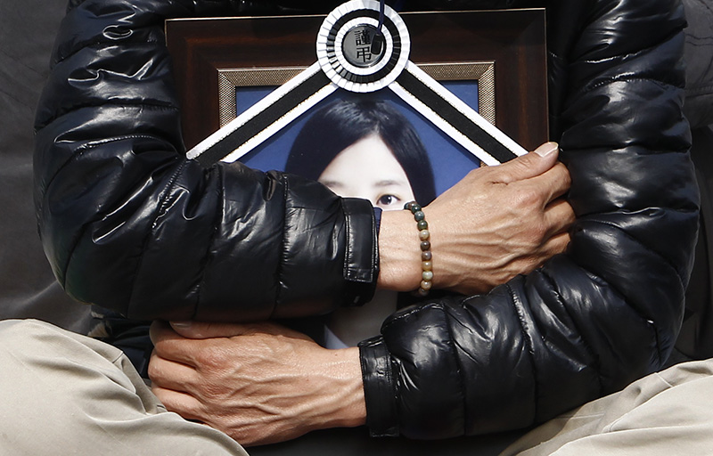 청와대 앞에서 소중한 딸을 가슴에 품고