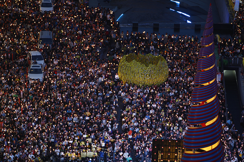 세월호 희생자 추모 촛불들 가득한 청계광장
