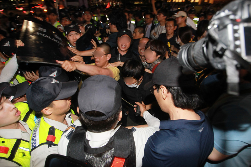 행진 중 경찰과 대치하는 세월호 촛불 참가자들