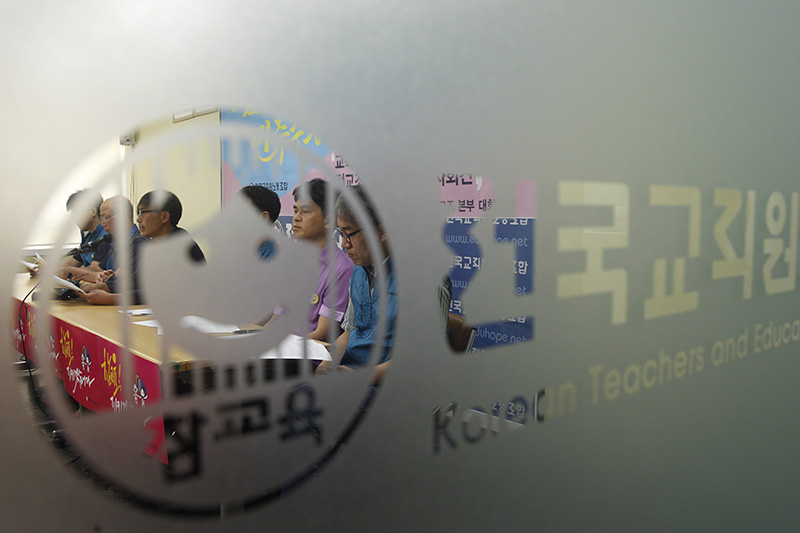 김정훈 전국교직원노동조합 위원장이 17일 오전 서울 서대문구 전교조 사무실에서 교육부의 전임자복귀명령에 대한 최종입장을 밝히고 있다. 교육부가 전임자들을 19일까지 학교로 복귀하도록 행정명령을 내린것과 관련 전임자 70명 중 39명은 복귀하기로 결정했다.