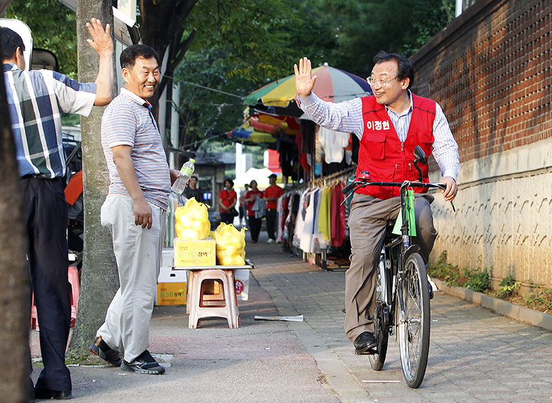 지난해 7·30 전남 순천·곡성 국회의원 재보선에 출마한 새누리당 이정현 후보가 전라남도 순천시 해륭면에서 자전거를 타고 시민들을 만나며 지지를 호소하고 있다.