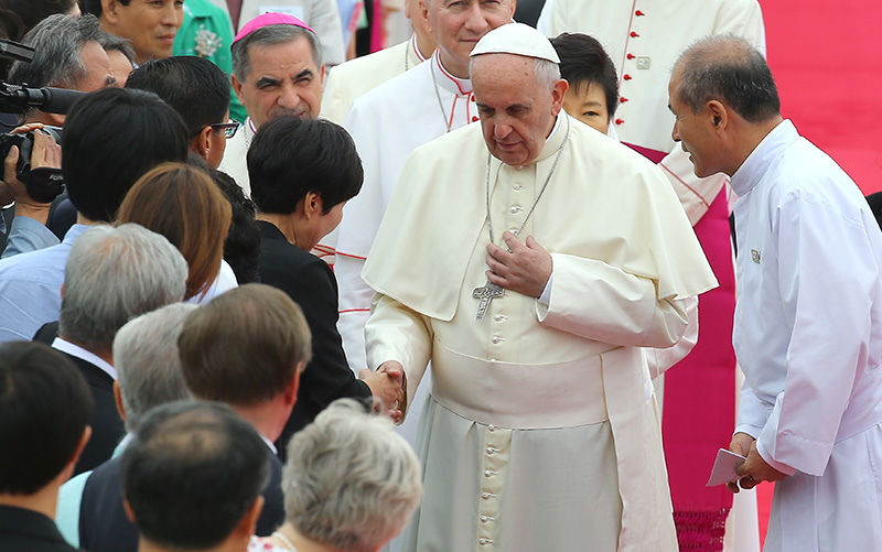 세월호 유가족에게 위로의 메시지 전하는 프란치스코 교황