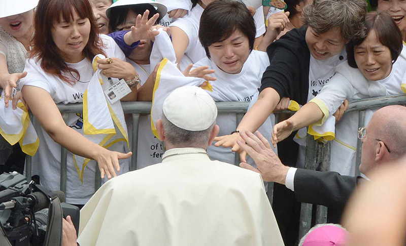 세월호 희생자 유가족 앞에선 프란치스코 교황