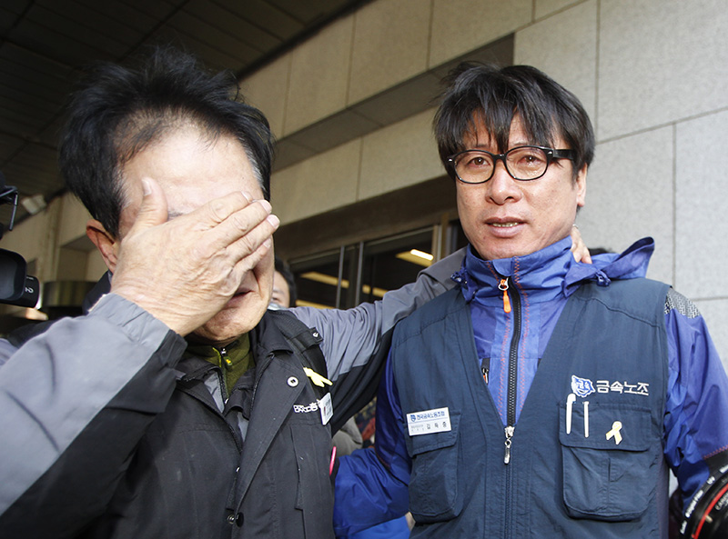 정리해고 유효 판결 취지 대법원 판결에 눈물 흘리는 김득중 쌍용차 지부장