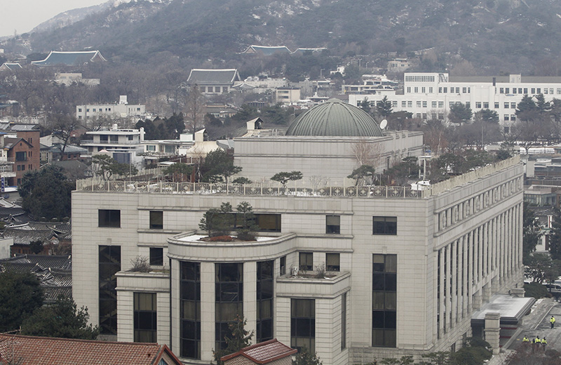 19일 통합진보당 해산을 결정한 헌법재판소 뒤로 청와대가 보인다.