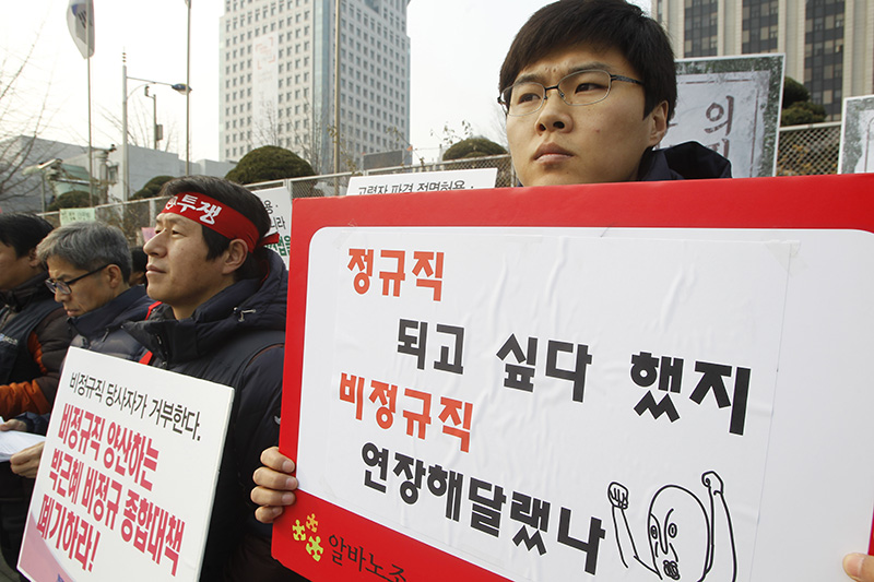 박근혜 정부의 비정규직종합대책 발표를 앞두고 노동자들이 장그래 죽이는 비정규직종합대책 철폐를 촉구하고 있다.(자료사진)