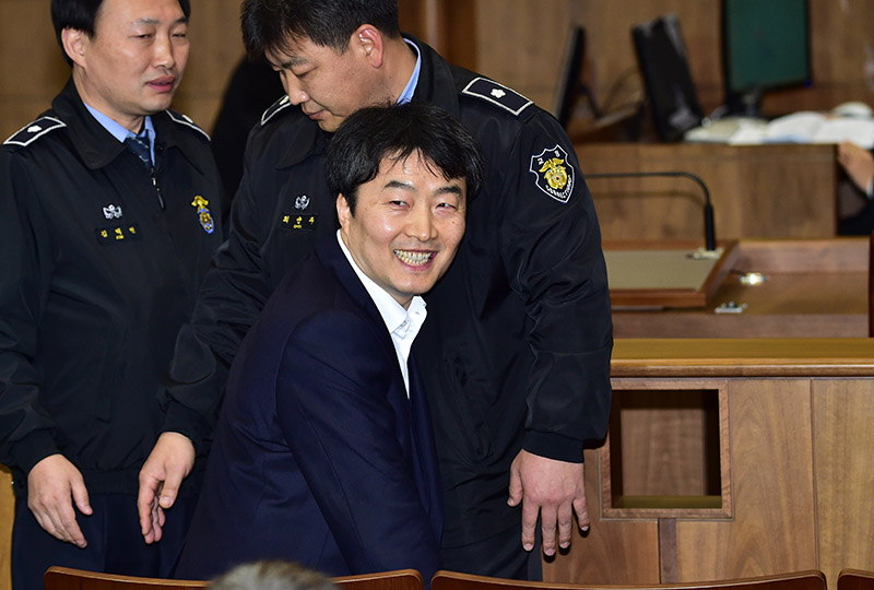 내란음모·내란선동 혐의 등으로 구속기소된 이석기 전 통합진보당 의원이 22일 오후 서울 서초동 대법원 법정으로 들어 서며 가족들과 인사하며 환하게 웃고 있다.이 전 의원의 내란음모 혐의에 대해서는 무죄를 선고하고 내란선동 혐의는 징역 9년 확정 됐다.