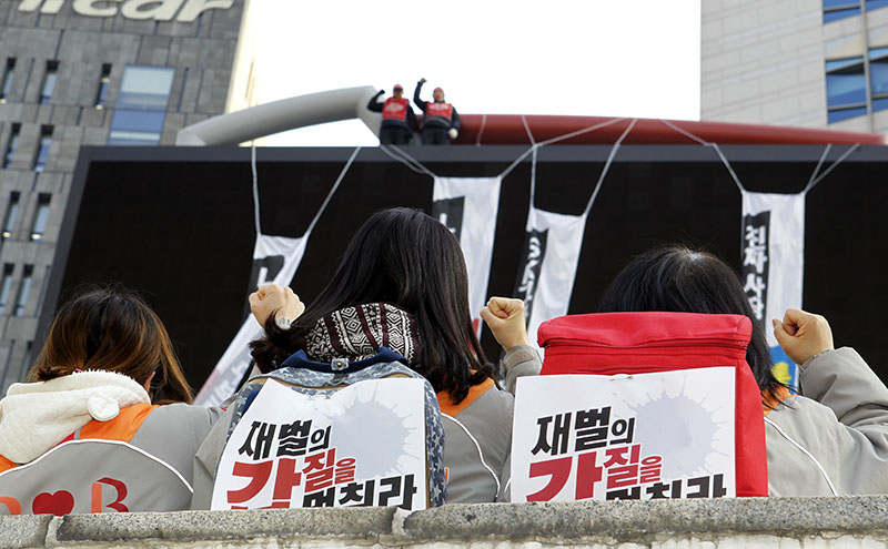 SK브로드밴드 비정규직지부 연대팀장 인천계양지회 장연의 조합원(왼쪽)과 LG유플러스 비정규직지부 조직부장 서광주지회 강세웅 조합원이 6일 오전 서울 중구 서울중앙우체국 앞 광고탑에 올라가 원청인 SK브로드밴드와 LG유플러스의 직접고용을 요구하며 고공농성에 들어갔다.