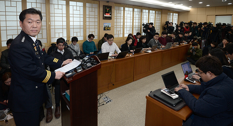 윤명성 종로경찰서장이 5일 서울 종로경찰서 소회의실에서 리퍼트 주한 미대사 피습 사건과 관련해 브리핑하고 있다.