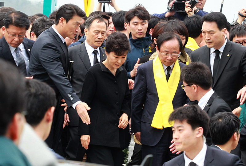 세월호 침몰 참사 1주기인 4월 16일 오후 전남 진도군 팽목항을 방문한 박근혜 대통령