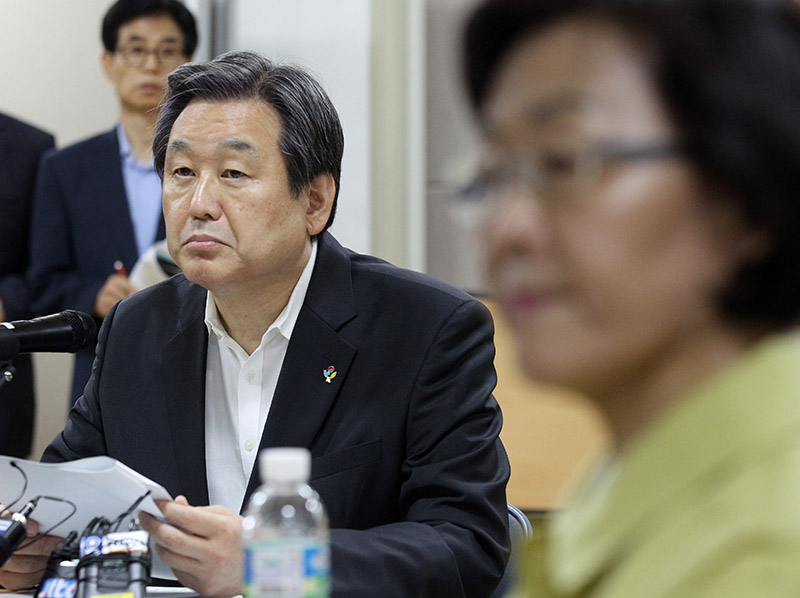 새누리당 김무성 대표가 12일 오후 서울 강남보건소를 방문해 서명옥 강남보건소장의 중동호흡기증후군(MERS,메르스) 대처현황 설명을 듣고 있다.