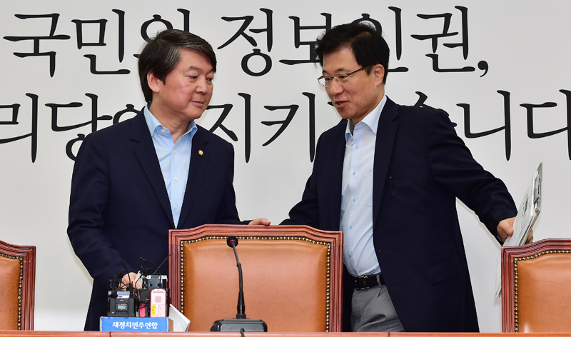 안철수 새정치민주연합 국민정보지키기위원장과 신경민 의원이 19일 국회에서 기자회견을 갖기위해 입장하며 이야기를 나누고 있다.
