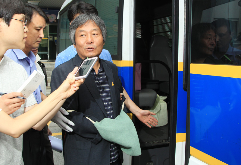 구속영장이 발부된 박래군 4.16연대 상임운영위원이 22일 오전 서울 종로경찰서에서 구치소로 이송되기 위해 호송차량에 탑승하고 있다.