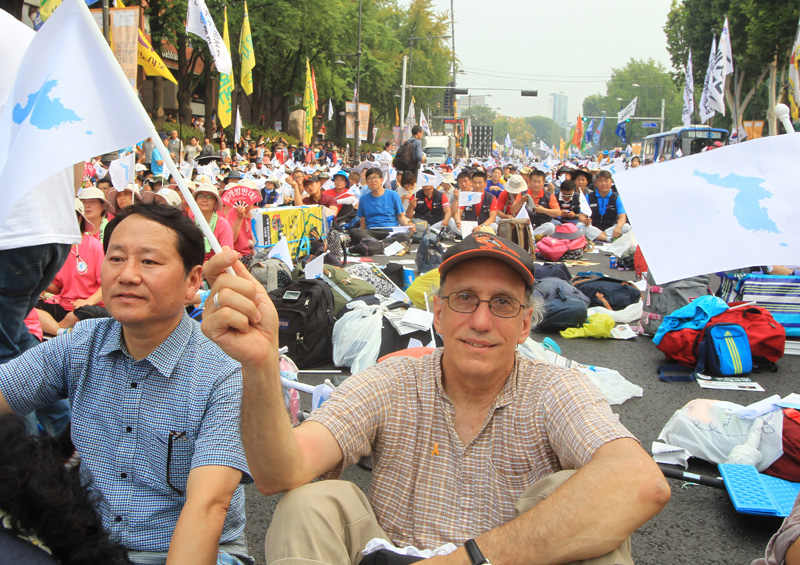 우주의 무기확산과 핵사용 금지를 위한 글로벌 네트워크(Global Network Against Weapons & Nuclear Power in Space)의 사무총장인 브루스 개그논