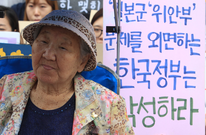 서울 종로구 일본대사관 앞에서 열린 제1193차 일본군 '위안부' 문제해결을 위한 정기 수요시위에서 길원옥 할머니가 참석하고 있다.
