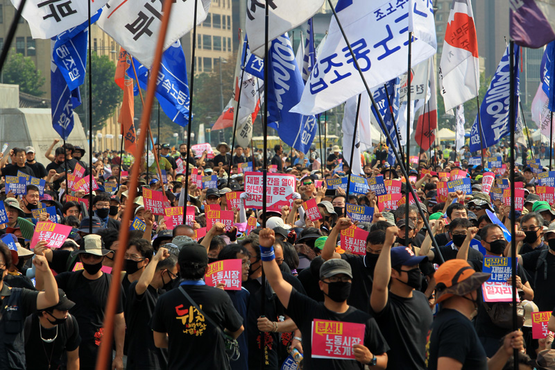 28일 오후 서울 광화문 세종로에서 열린 노동시장 개혁저지 집중행동 집회에서 민주노총 조합원들이 세종문화회관 앞 도로를 점거한 채 구호를 외치고 있다.