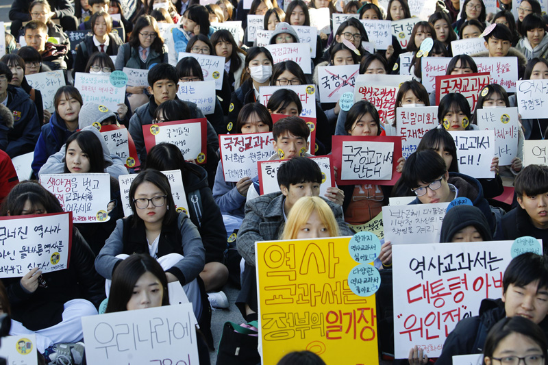 국정교과서 반대 4차 청소년 거리행동에 참가한 청소년들이 31일 오후 서울 세종대로 광화문 동화면세점 앞에서 역사교과서 국정화 반대 집회에서 국정교과서 반대 피켓을 직접 만들어 들고 있다