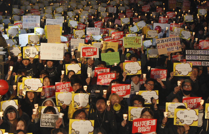 31일 저녁 서울 청계광장에서 국정화저지네트워크 주최로 열린 역사교과서 국정화 저지를 위한 범국민대회에서 참가자들이 촛불을 밝히고 박근혜 정부 국정교과사 추진을 규탄하고 있다.