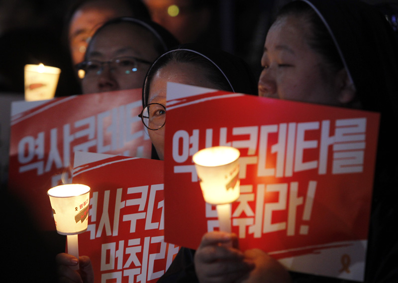 31일 저녁 서울 청계광장에서 국정화저지네트워크 주최로 열린 역사교과서 국정화 저지를 위한 범국민대회에서 참가자들이 촛불을 밝히고 박근혜 정부 국정교과사 추진을 규탄하고 있다.