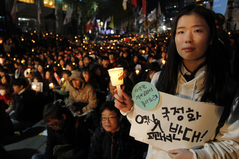 31일 저녁 서울 청계광장에서 국정화저지네트워크 주최로 열린 역사교과서 국정화 저지를 위한 범국민대회에서 참가자들이 촛불을 밝히고 박근혜 정부 국정교과사 추진을 규탄하고 있다.