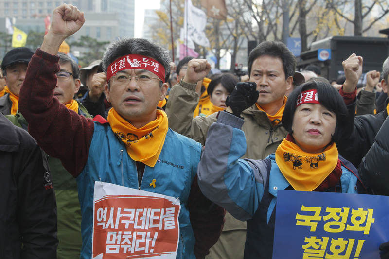 전국교직원노동조합(전교조) 변성호 전교조 위원장이 20일 서울시 중구 파이낸스센터 앞에서 연가투쟁 국정화 교과서 반대 전국 교사 결의대회에서 구호를 외치고 있다.