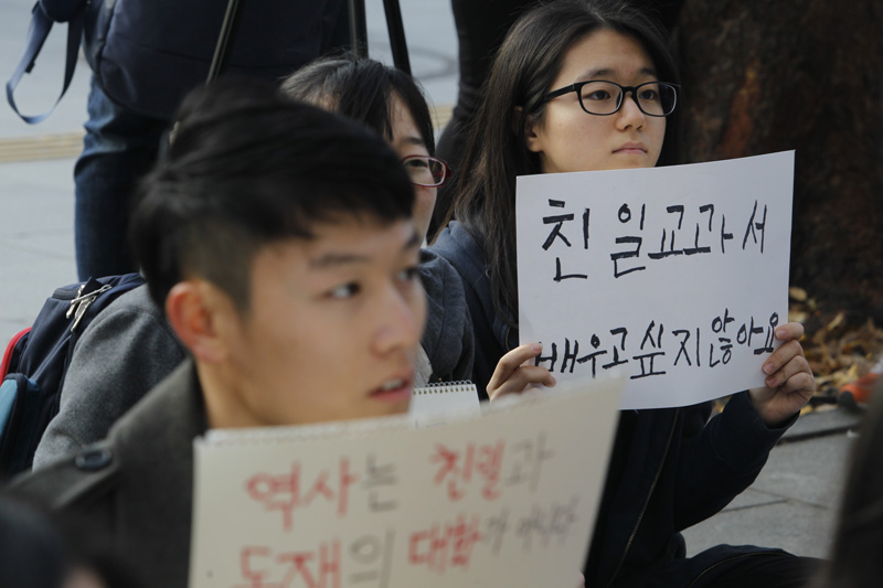 국정교과서반대 청소년행동은 서울 광화문역 앞에서 국정교과서 반대 7차 청소년 거리행동을 하고 있다. 이들은 청소년은 다양한 역사교과서를 원한다라며 박근혜 정부는 민주주의에 역행하는 국정화를 철회해야 한다고 요구했다.