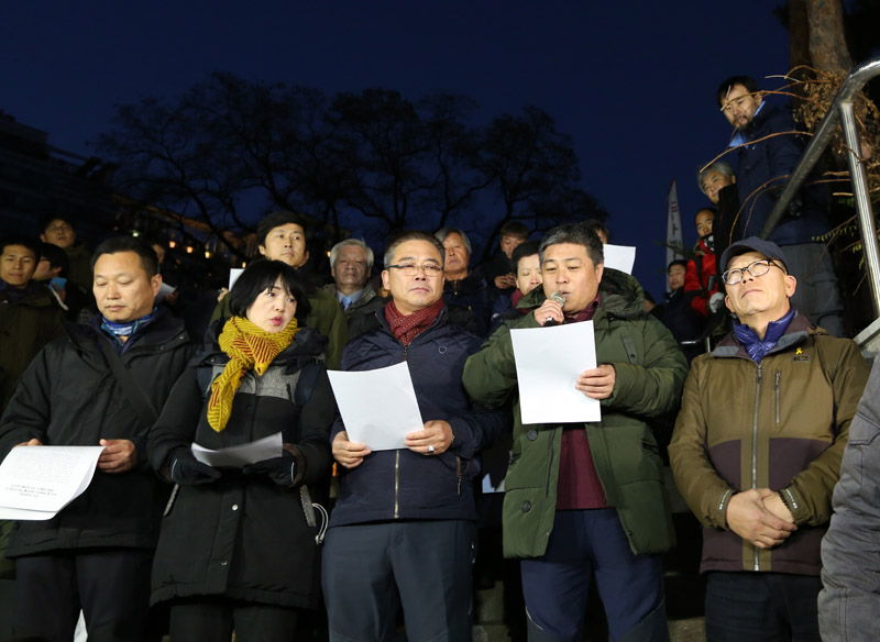 일부 조계사 신도들이 한상균 위원장 퇴거 요구하며 강제로 내보려다 옷이 찢겨지는 상황이 발생한 가운데 30일 오후 민주노총 간부들이 서울 종로구 조계사 경내에서 한상균 민주노총 위원장이 이날 신변 위협을 느낀 데 대한 기자회견을 열고 신변 보호를 호소하고 있다.