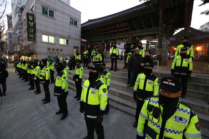 일부 조계사 신도들이 한상균 위원장 퇴거 요구하며 강제로 내보려다 옷이 찢겨지는 상황이 발생한 가운데 30일 오후 서울 종로구 조계사 입구에 한상균 민주노총 위원장  신변확도를 위해 배치된 경찰 인력을 늘려 배치하고 있다.