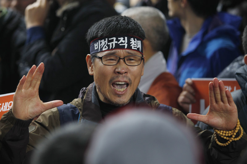 2015년 12월 10일 오전 한상균 민주노총 위원장이 은신중인 서울 종로구 조계사 관음전을 나와 경찰에 자진출두전 일주문에서 조합원들에게 마지막 한마디를 하고 있다.